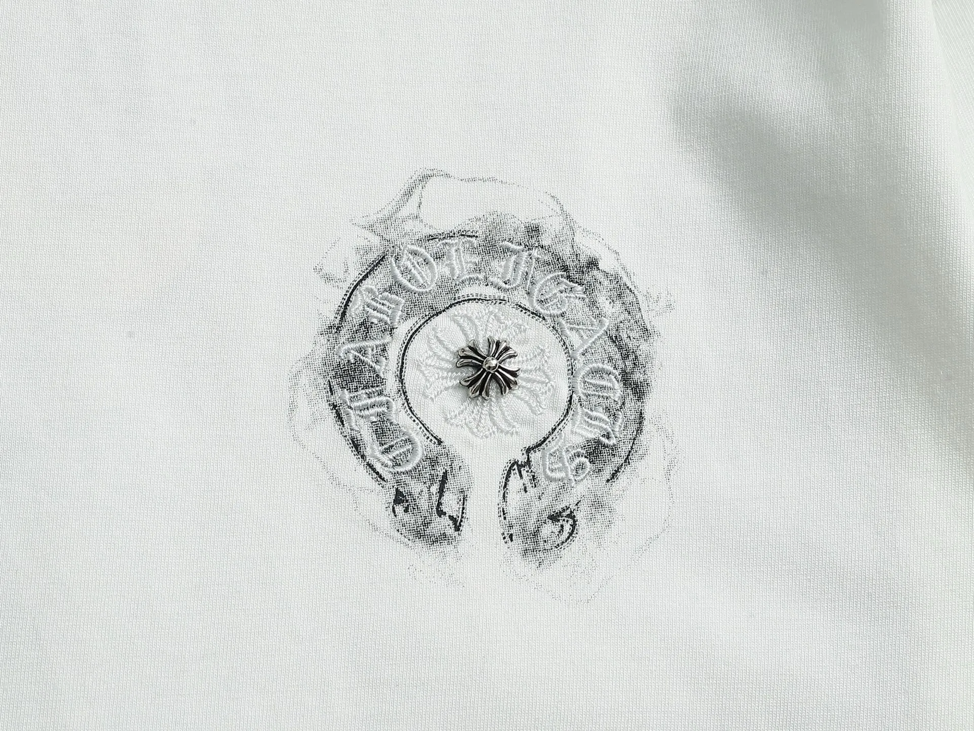 P170 Chrome hearts ch Crow heart horseshoe cross hardware short-sleeved T-shirts Advanced tie-dye technology Large version Loose and stylish difference Low version slim and long version with upper body and pulled hips 100% commitment: top quality, not fast food The highest version on the market Top quality, 320 grams 26 custom-dyed double yarn cotton, same style for men and women, complete with three standards. Color: Black White Size S M L XL